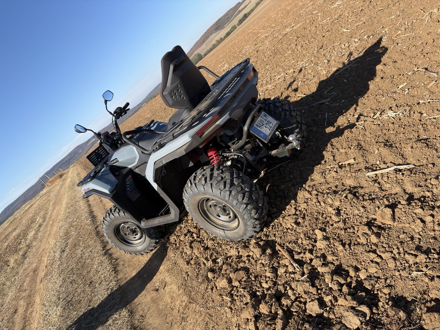 A quad hátulról, a kényelmes utasüléssel és a dombos tájjal